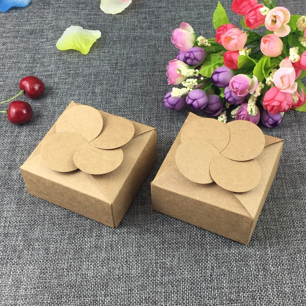 50 шт./лот 8*8*3,5 см картонные подарочные коробки из крафт-бумаги в форме цветка, искусственные Чехлы для переноски, упаковочная коробка с логот... от AliExpress WW