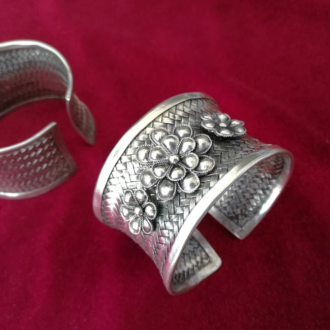 

Handmade folk style Miao silver accessories female old section inlaid silk bracelet bracelet exag Fenfengtui Bang free shipping