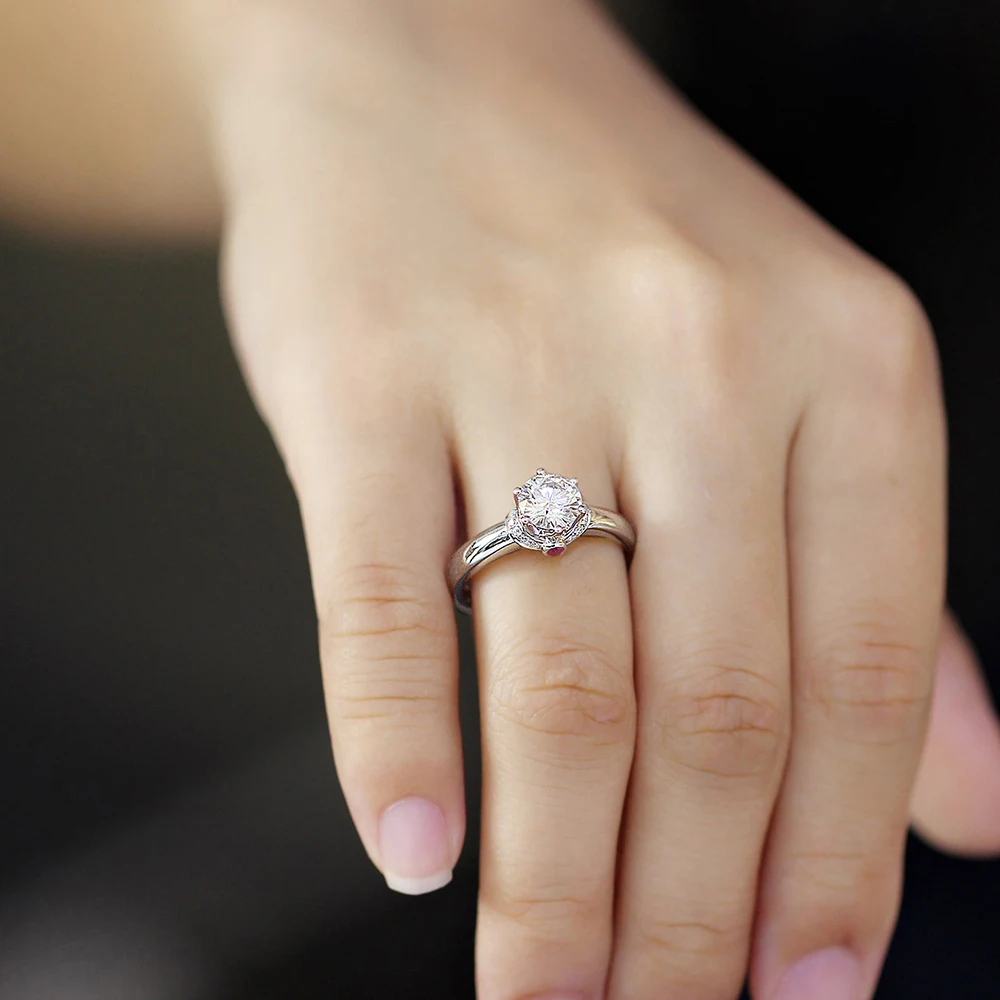 DovEggs 18K 750 White Gold 1ct Diameter 6.5mm F Color Lab Grown Moissanite Engagement Ring With and Ruby Accents | Украшения и