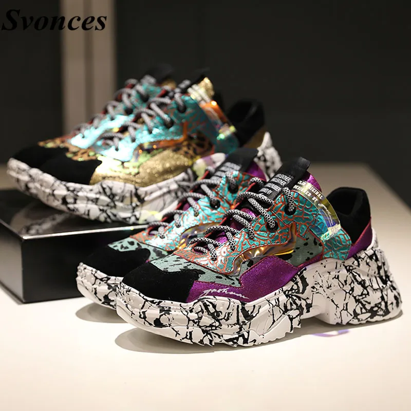 Zapatos mujer; коллекция года; Разноцветные Женские кроссовки на платформе с граффити; блестящие кроссовки из натуральной кожи на массивном каблуке; женская повседневная обувь на шнуровке