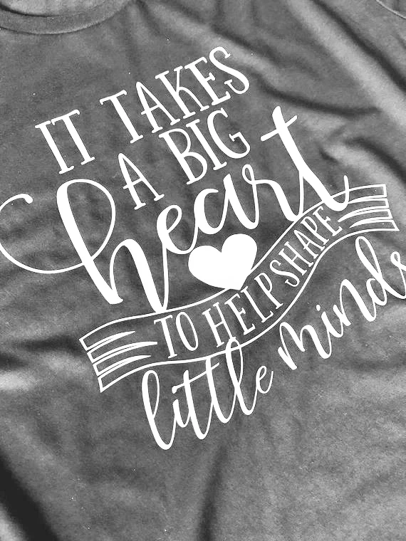Футболка женская хлопковая с надписью It Need a big heart to help shape little minds|Футболки| |