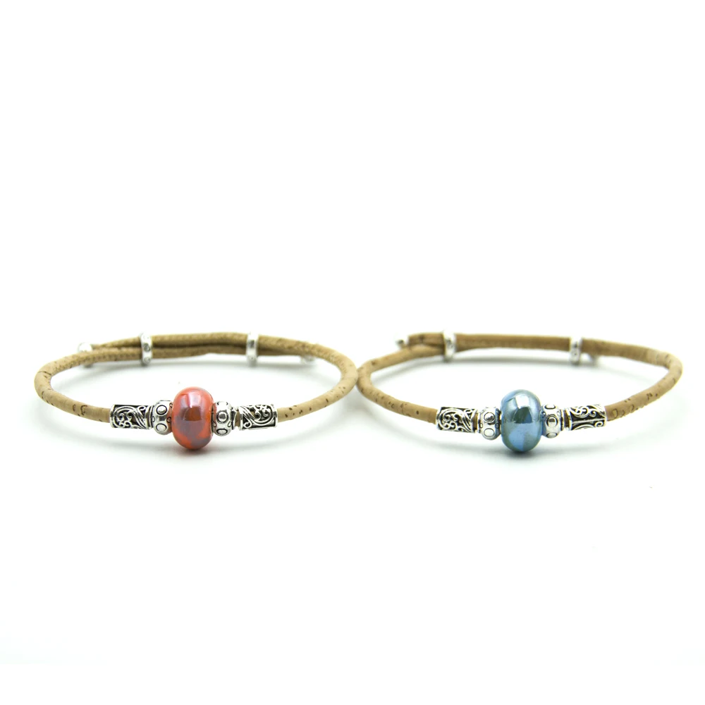 Натуральная пробка с цветными круглыми красными и синими магнитными бусинами