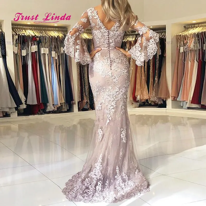 Серебристые фотообои для свадьбы длиной до пола платья подружки невесты с V