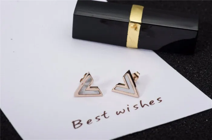 Нержавеющая сталь розовое золото Цвет белый черный корпус V Форма Стад Серьги