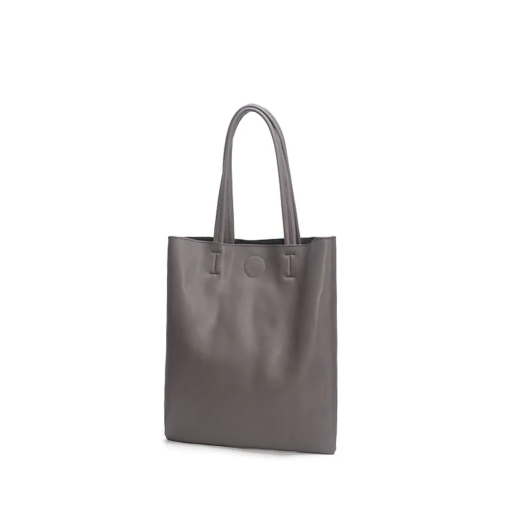 Женская сумка тоут из мягкой кожи на плоской подошве в минималистическом стиле