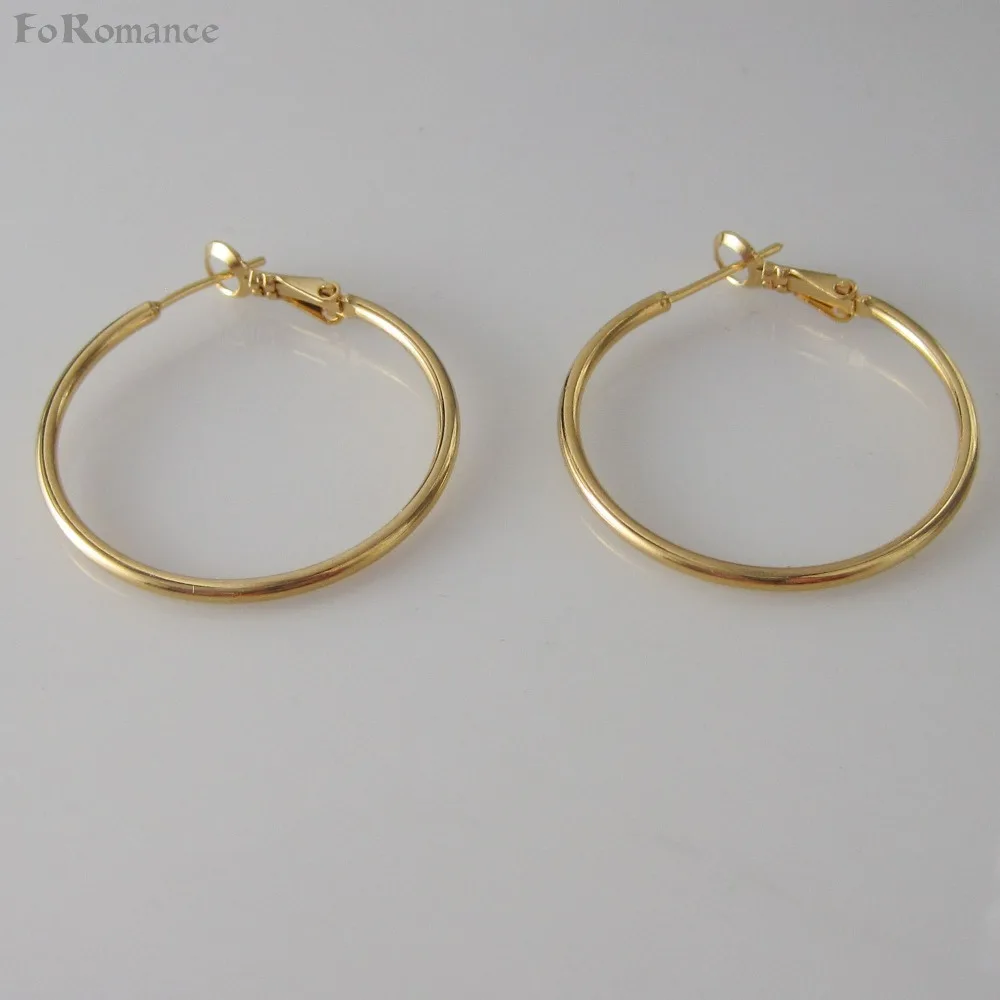 Четыре модели в разных размерах любую ровную поверхность из желтого золота Цвет