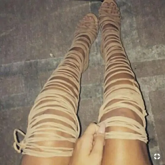 Пикантные черные облегающие высокие босоножки с запахом Босоножки открытым