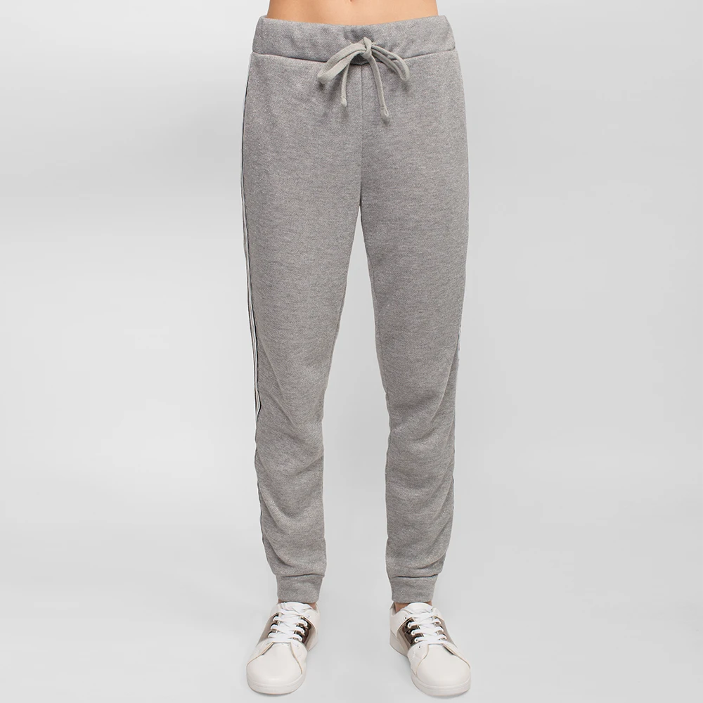 Gloria Jeans Cвободные брюки Jogger с лампасами и карманами GAC006402 | Женская одежда