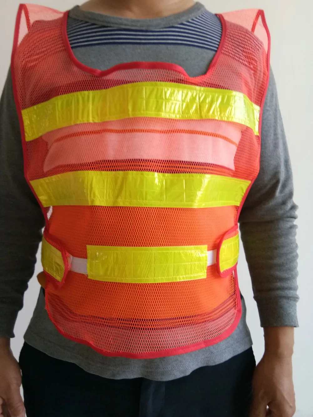 Защитный жилет для детей суперяркий светоотражающий с v-образным вырезом и