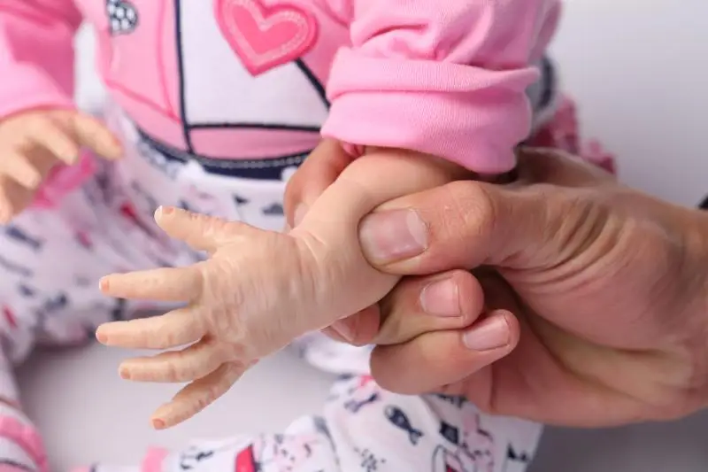 Настоящее Твердые силиконовые reborn куклы младенцев soft touch Реалистичная похожая на