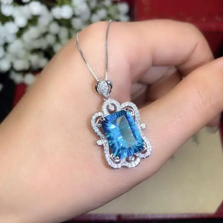 Подвеска из серебра 925 пробы с инкрустацией