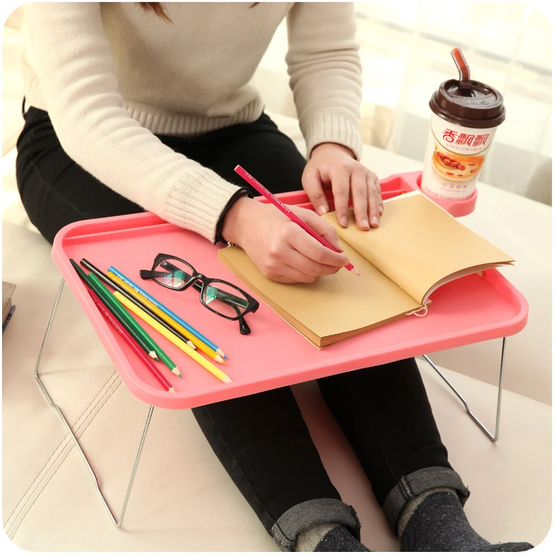 A295 на домашней кровати с Пластиковым Столом для ноутбука и складным столом весь