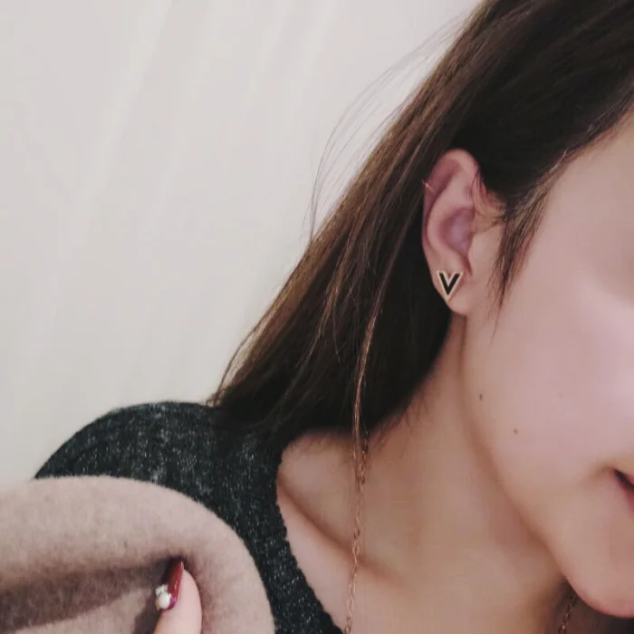 Нержавеющая сталь розовое золото Цвет белый черный корпус V Форма Стад Серьги