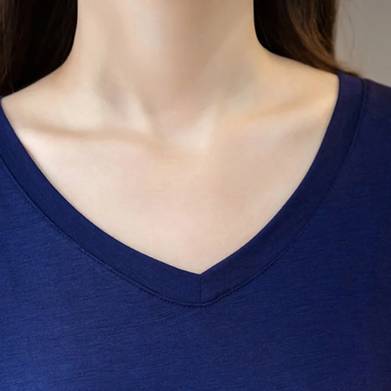 Женское летнее платье свободное однотонное с коротким рукавом и V-образным