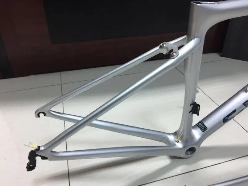 2 year warranty 2019 TOP Selling China OEM model T1100 UD 1K carbon road bicycle frame BB30/BB68 accept customized paint |