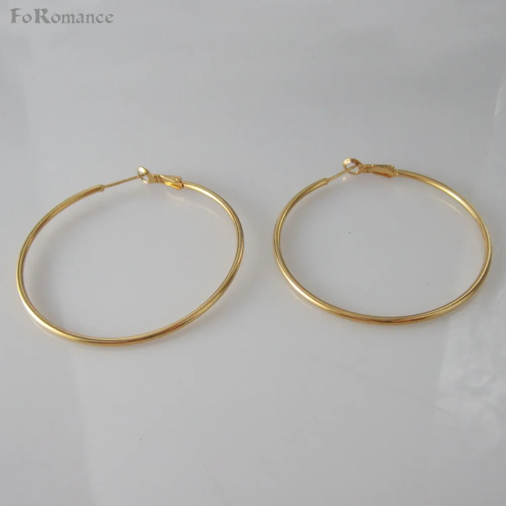 Четыре модели в разных размерах любую ровную поверхность из желтого золота Цвет