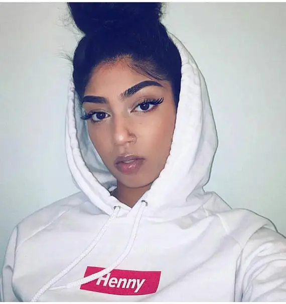 Женская толстовка с капюшоном henny белая черная розовая красная буквенным принтом