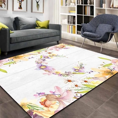 Еще серым древесным рисунком фиолетового и зеленого цвета украшенная желтыми