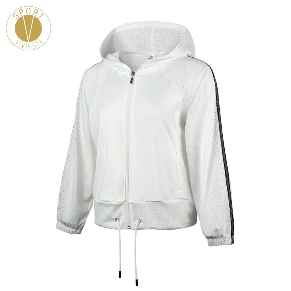 Женская укороченная спортивная куртка с капюшоном стильная трендовая