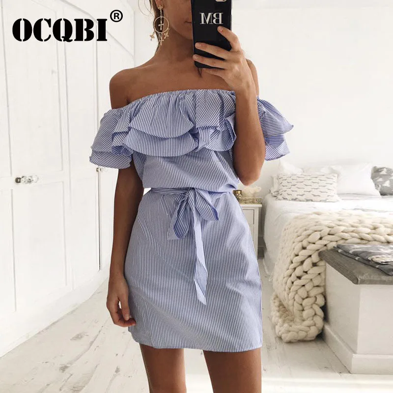 Женское мини-платье в полоску с открытыми плечами и оборками вечерние облегающие