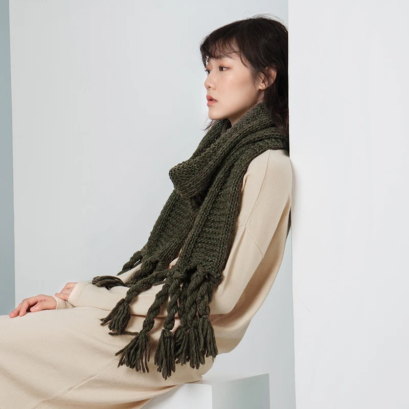 Женский шарф INMAN однотонный шерстяной в виде скрученной косы с кисточками на