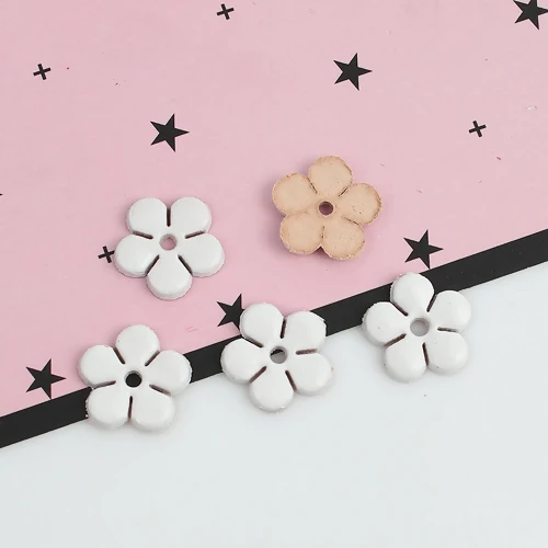 10 шт. Натуральная Кожа DIY Craft 5 лепестков цветка Форма Ювелирные серьги компонент мешок шляпка к платью Deco, настольные лампы Белый красный, хаки Размер: 12*12 мм - Цвет: white