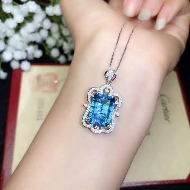 Подвеска из серебра 925 пробы с инкрустацией