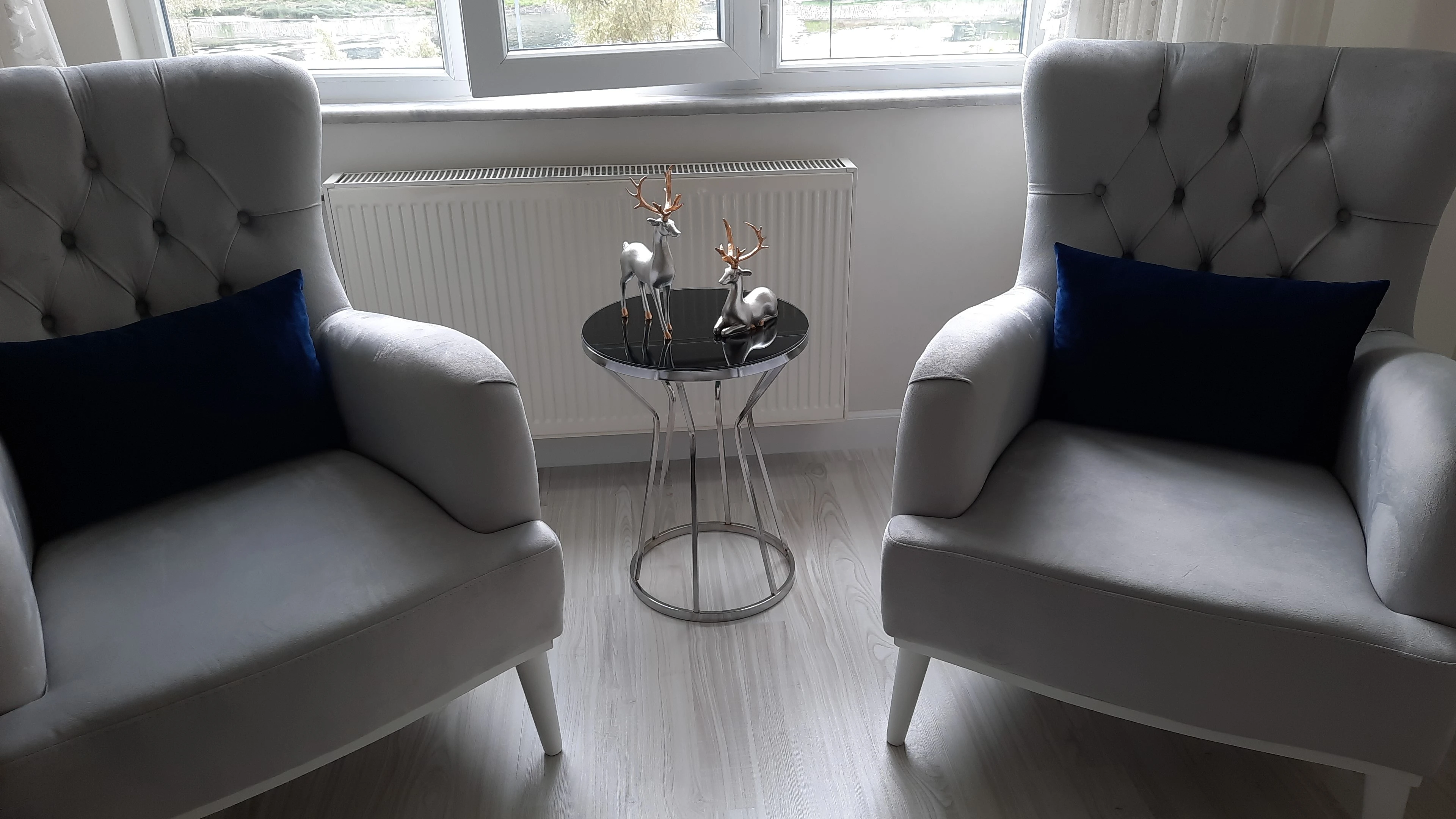 Золотистый металлический журнальный столик одностеклянный скандинавский