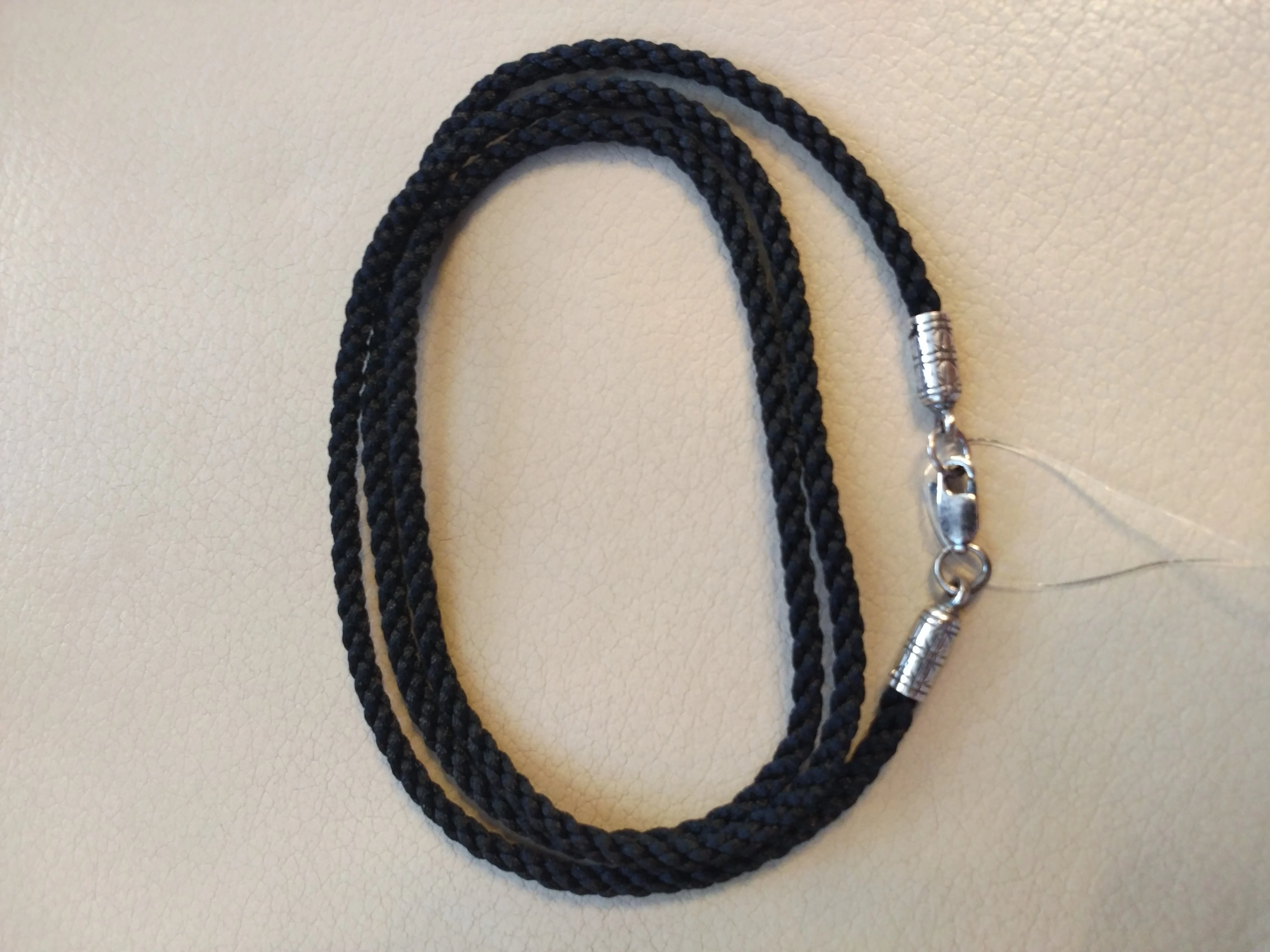 Шнурок из вощеного шелка (гайтан) с серебряным замком. Серебро 925 пр. Цвет замка и