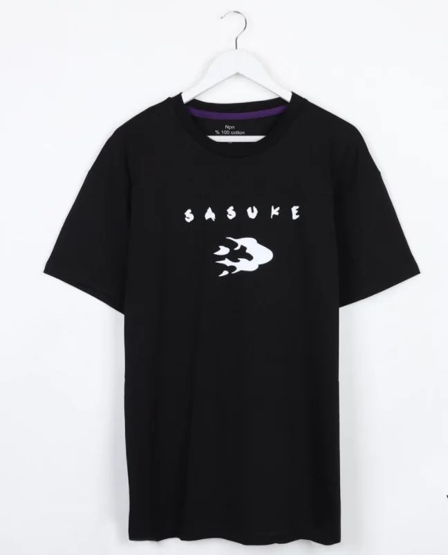 

Черная футболка унисекс с принтом на спине Sasuke Uchiha