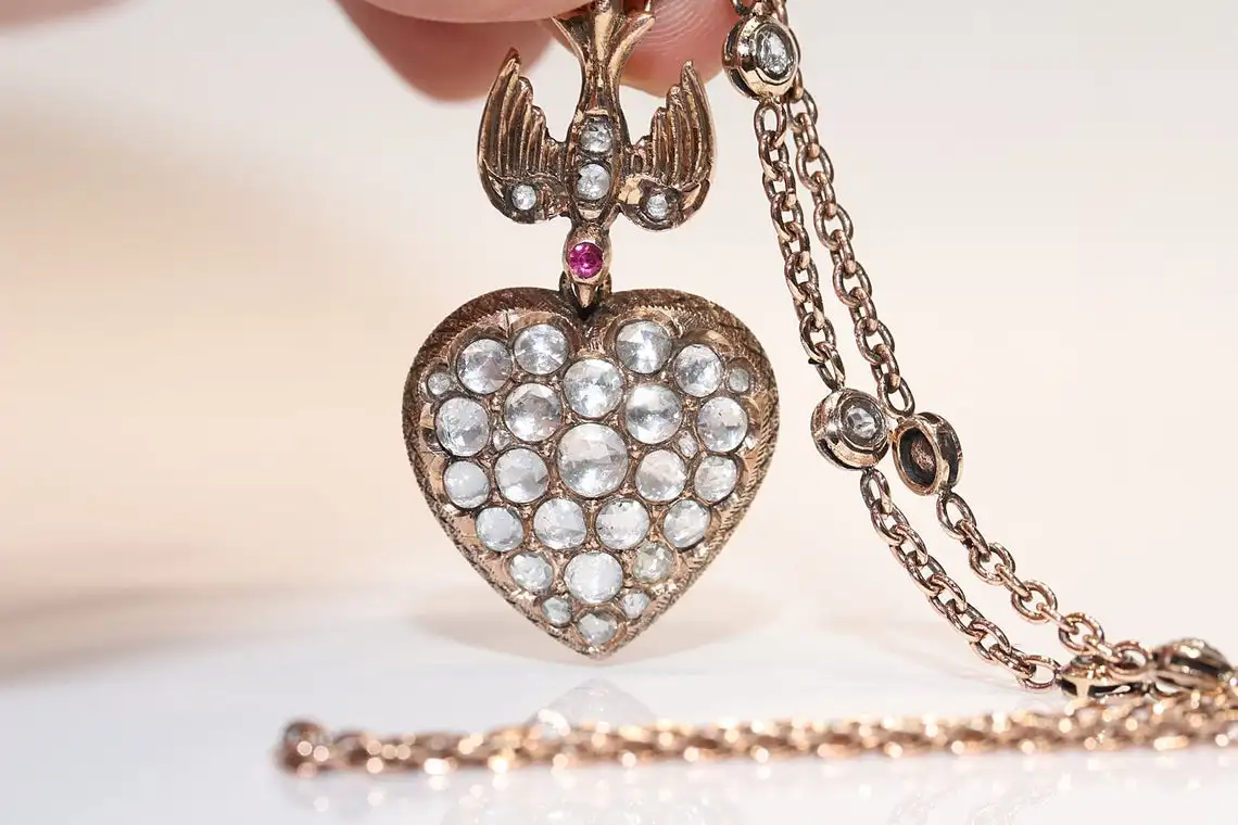 

Vintage Original 8k Gold Natural Rose Cut Diamond Decorated Pretty Heart Style Necklace