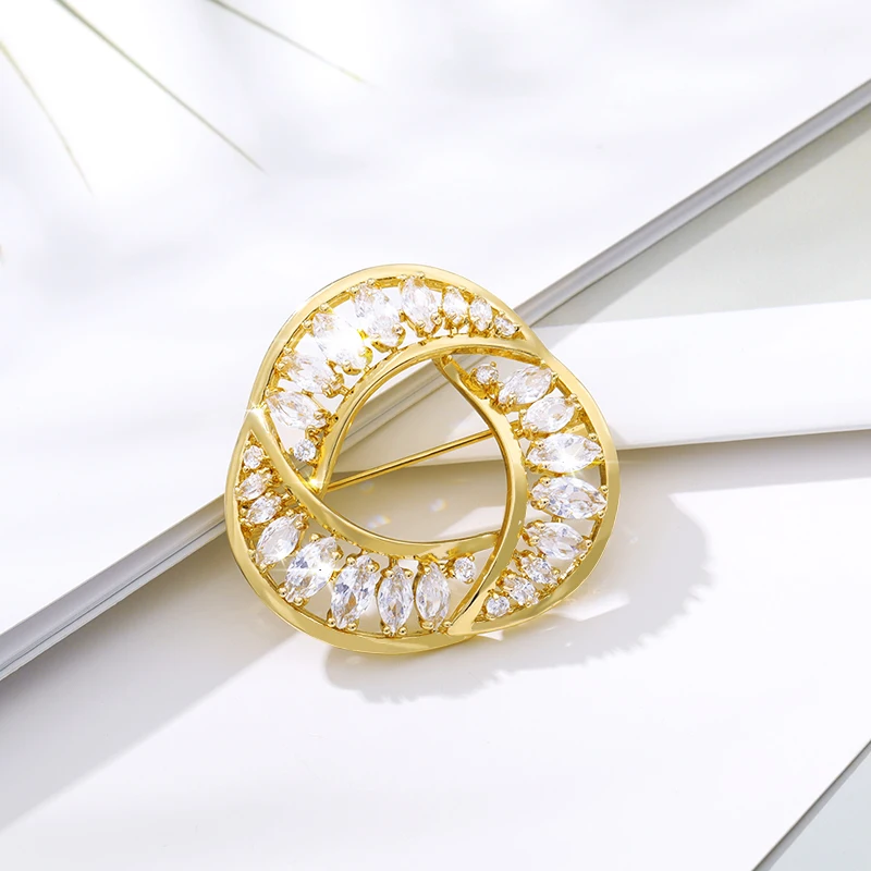 Золотая брошь в форме венка циркониевая булавка виде цветка с тремя лепестками