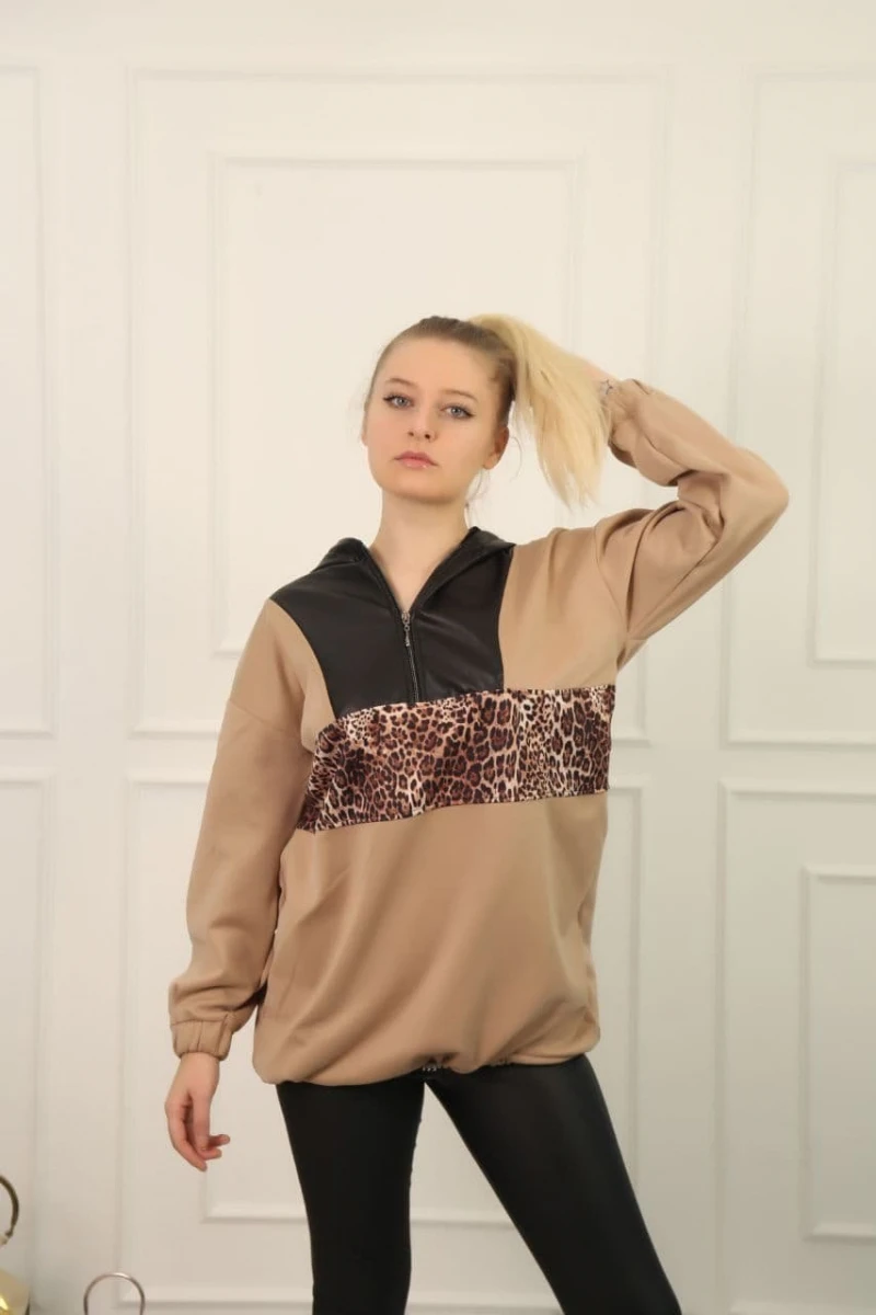 

Bej Leopar Detaylı Sweatshirt