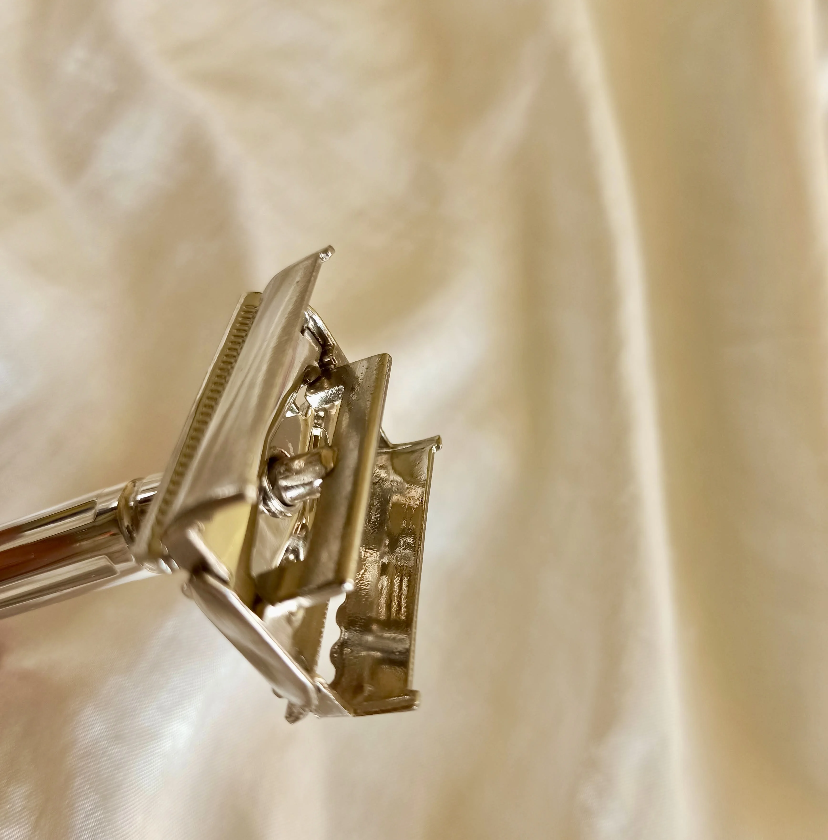 

Razor Blade Pendant Necklace,Fashion Stainless Steel Silver Tone Men Jewelry + Razor Wholesaler Option Available.Free Shipping