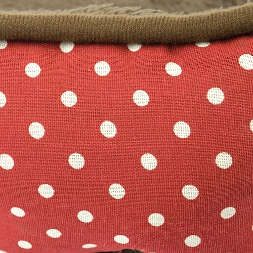 Одежда красного цвета в горошек с кровать средней длины|Дома конуры и манежи| |