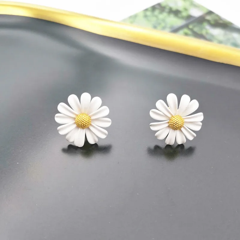 

Summer New Trend Floral Daisy Flower Stud Earrings Fashion Fresh Sunflower 2 Style Asymmetric Earrings Girl Ears Jewelry Brincos