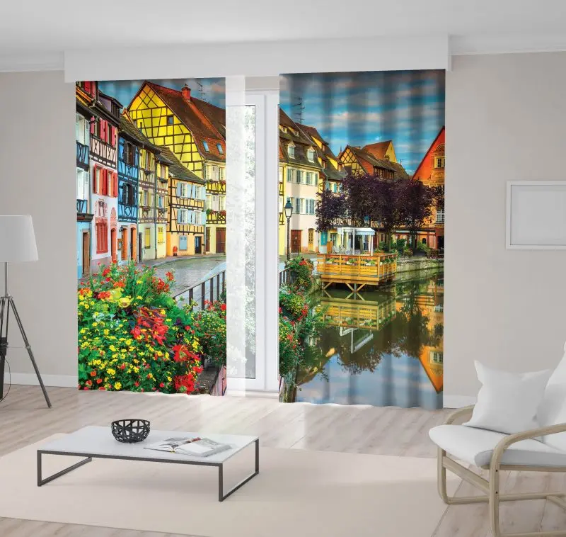 Занавес красочные традиционные французские дома на стороне реки Lauch в Petite Venise Colmar