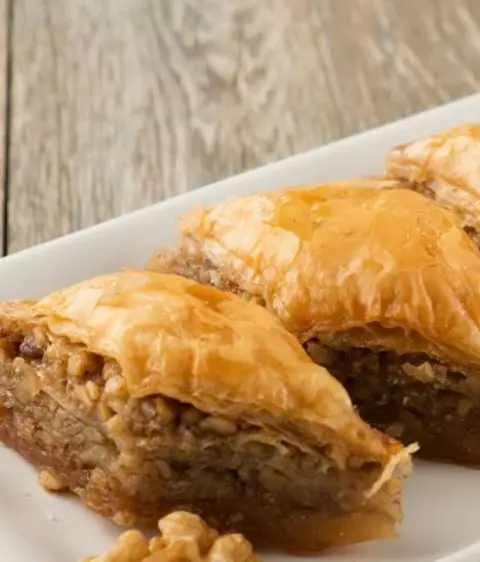 

LOTS OF INGREDIENTS WITH A WONDERFUL AROMA WITH A GREAT TASTE HOME BAKLAVA WITH WALNUT 1 KG FREE SHIPPING