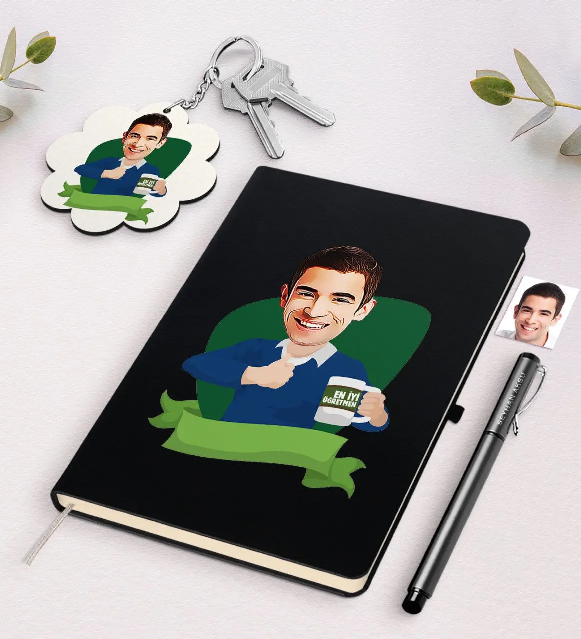 

Personalized Men 'S Best Teacher Caricature Of Black Notebook Pen And Keychain Gift Seti-1