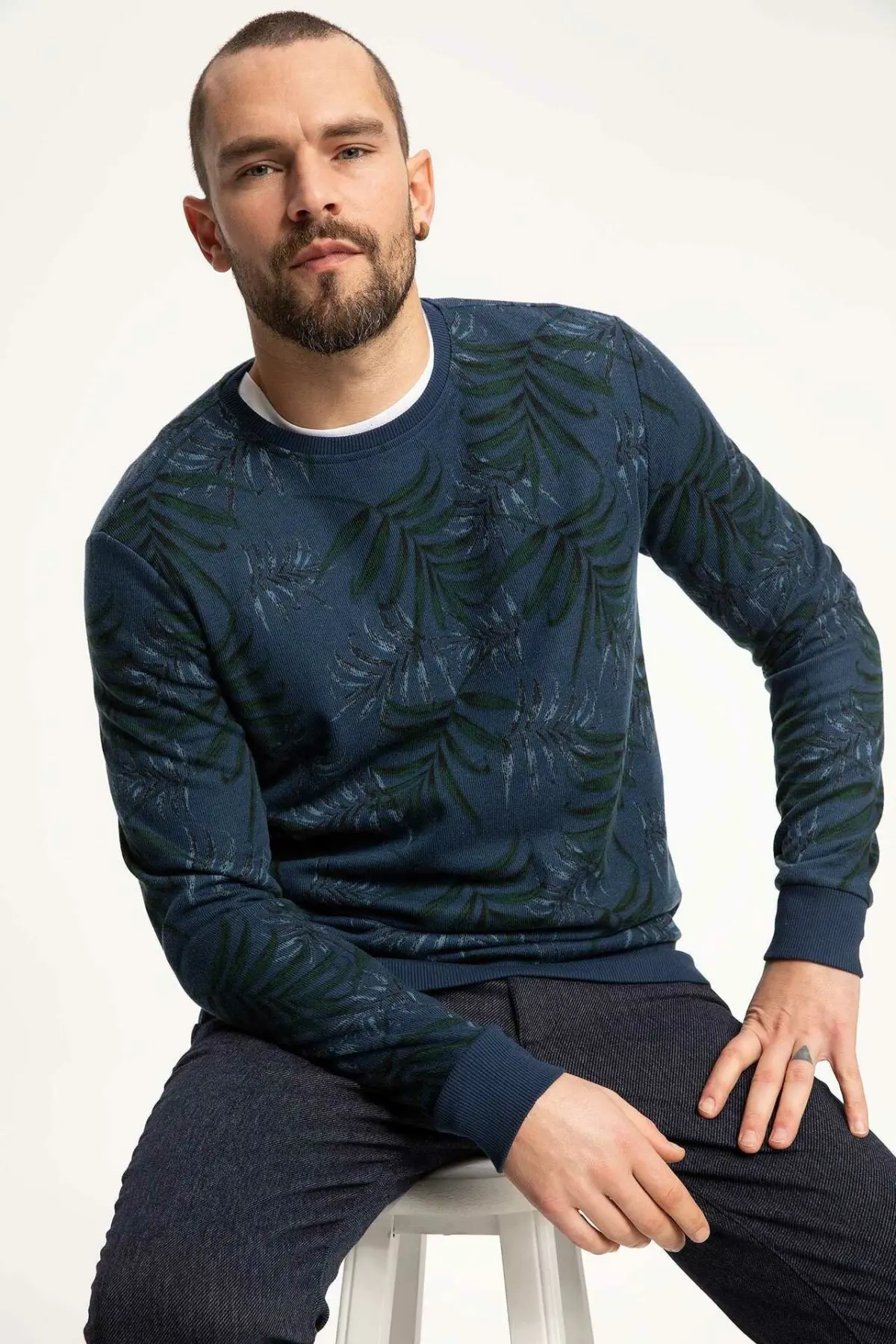 Мужская повседневная темно синяя рубашка с круглым вырезом и принтом растений