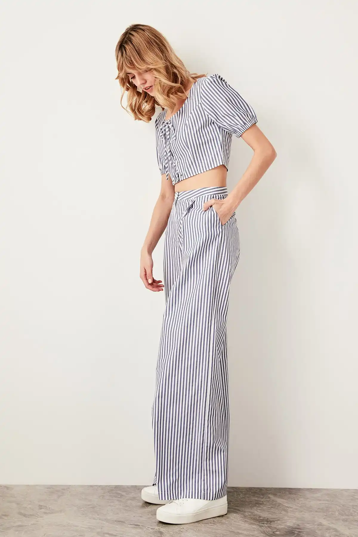 Trendyol брюки в полоску цвета индиго TWOSS19XB0148 | Женская одежда