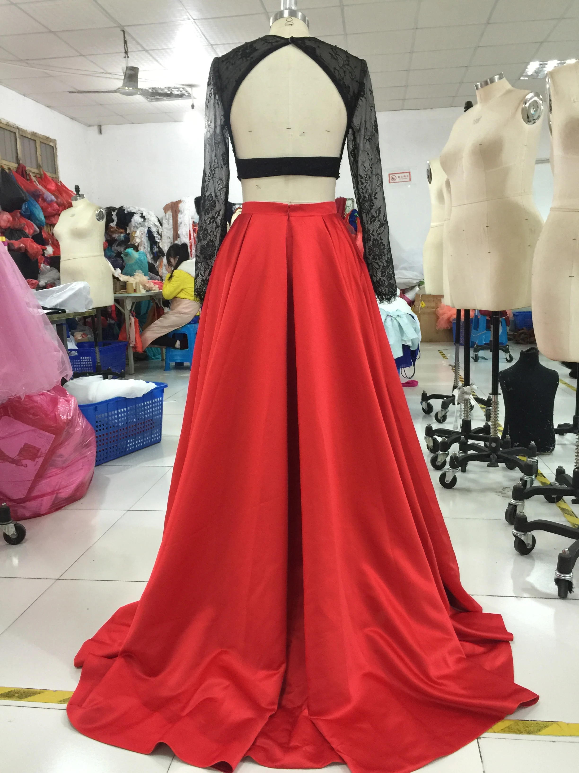 Атласное вечернее платье со шлейфом с длинным рукавом |