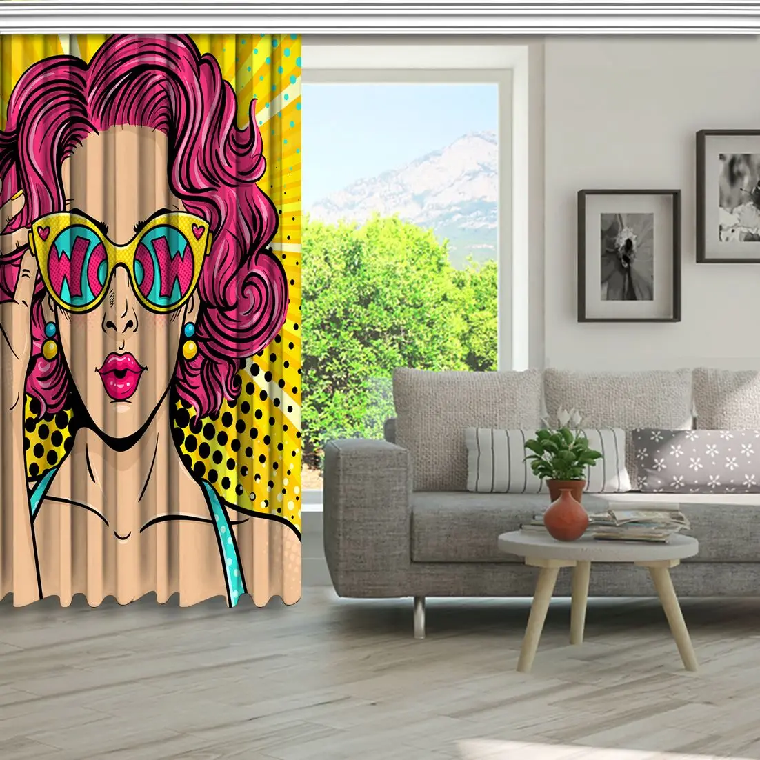 Занавес удивленная женщина с кудрявыми волосами и открытым ртом держит