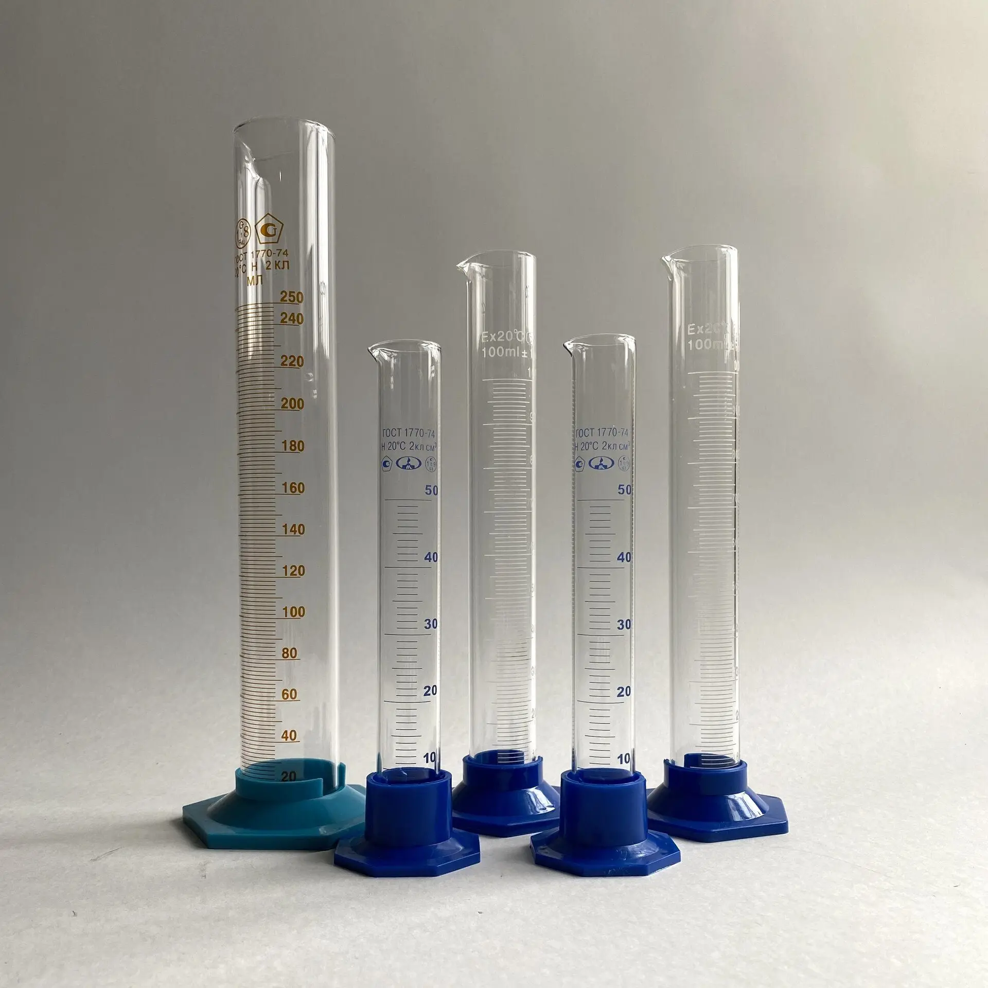 Комплект мерных цилиндров пластиковых (5 штук). Колба лабораторная 50 мл. ). Комплект мерных цилиндров пластиковых для кабинета химии. Комплект мерных цилиндров пластиковых (5 штук).