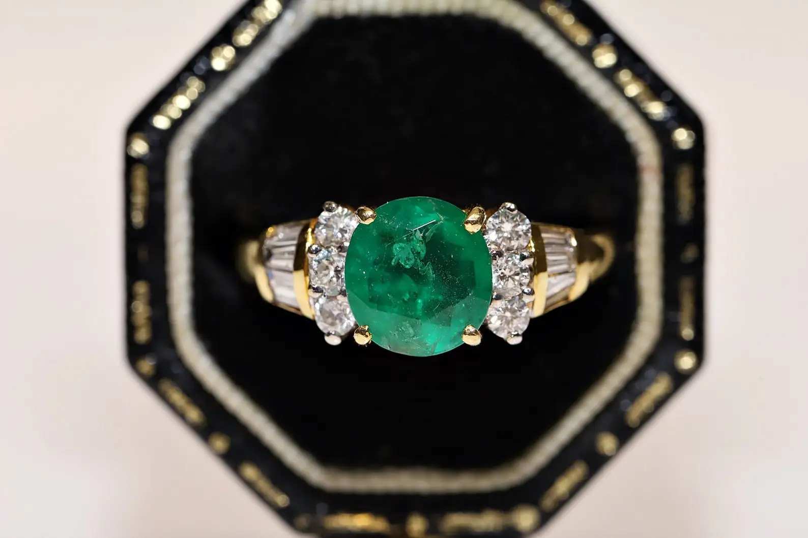

Perfect Vintage Original 18k Gold Natural Diamond And Emerald Decorated Pretty Ring