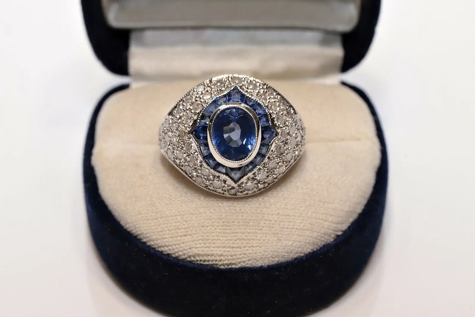 

VINTAGE PLATINUM ART DECO STYLE NATURAL SAPPHIRE AND DIAMOND DECORATED RING