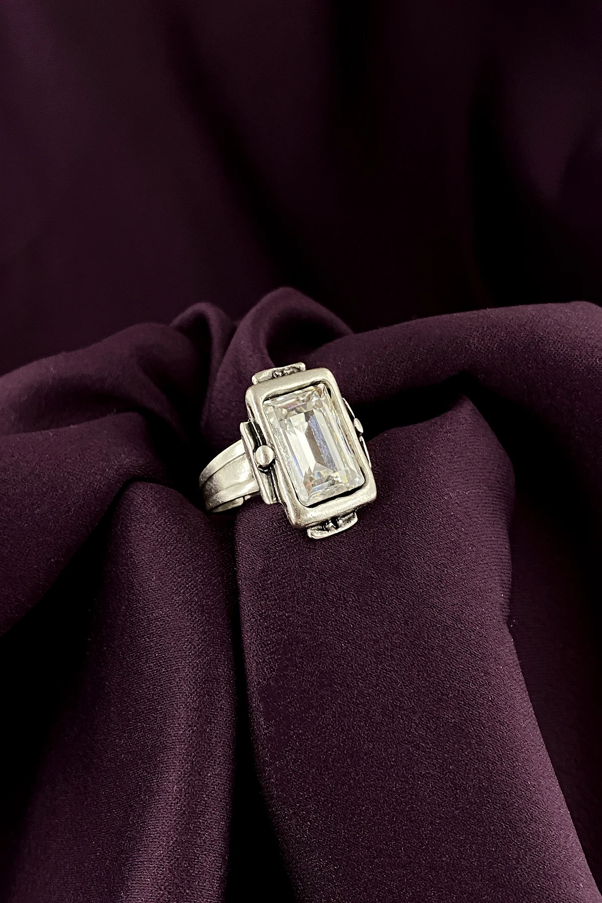 

Регулируемое кольцо с матовым посеребренным покрытием