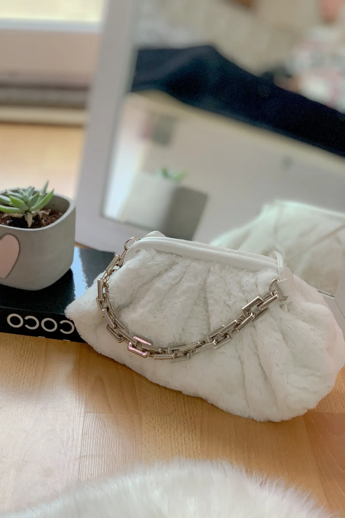 

ASHE PLUSH CHAIN BAG SUITABLE FOR SPECIAL DAYS IDEAL TO DAILY USE NEW SEASON HAS A FITS EVERY COMBINATIONSOFT TISSUE