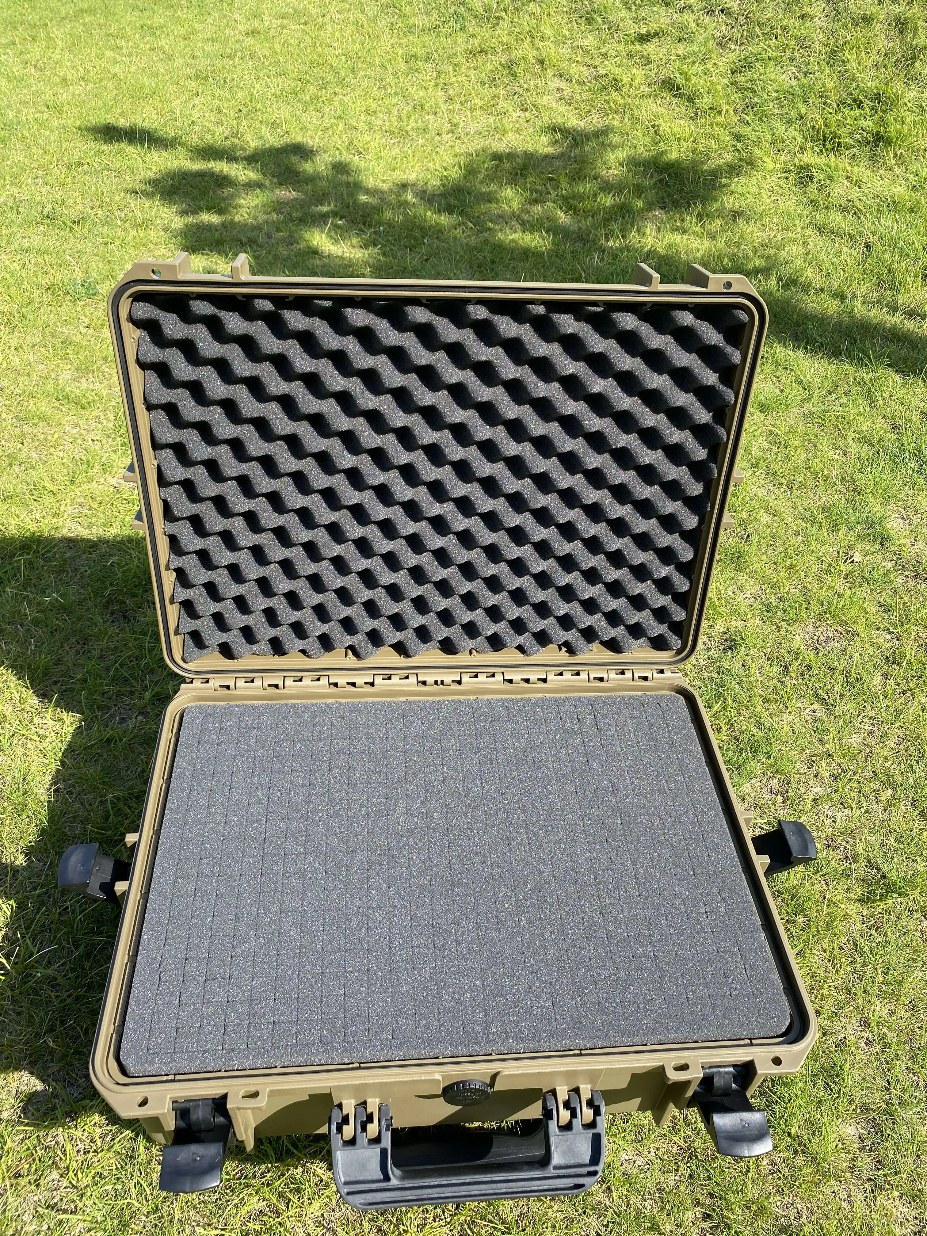 Защитный ударопрочный герметичный пластиковый кейс VG M0500 с поролоном колесами и