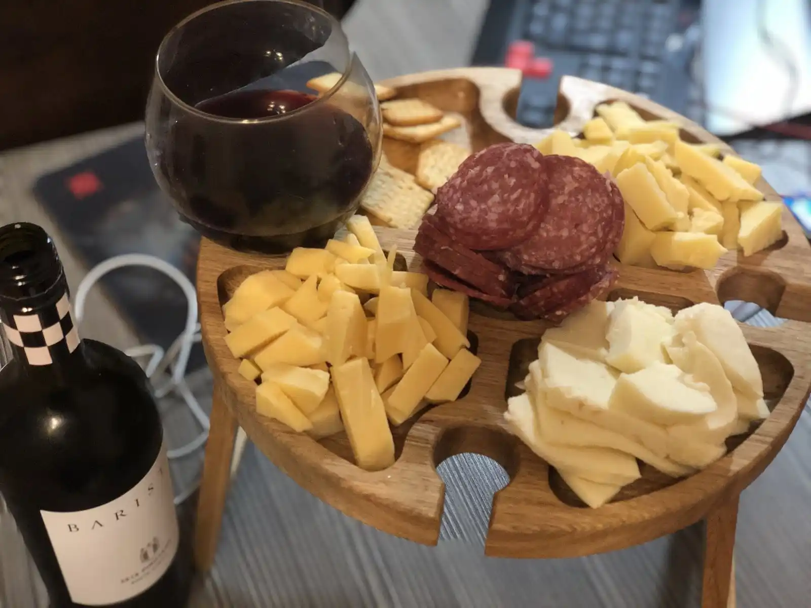 Винный столик Винница. (Столик для вина менажница из дерева дуб). Подарок Свадьба